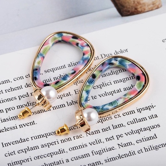 Multi-Color Pearl Fashion Geometric Earrings - Picture 7 of 8